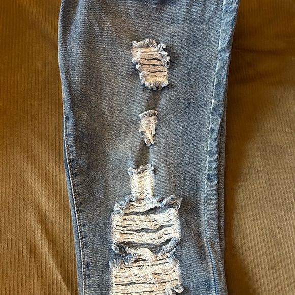 Almost Famous Boyfriend Distressed Jeans Sz 3 NWT - Picture 9 of 11